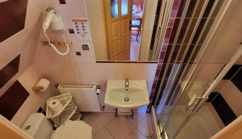 Standard Neljän Hengen Huone, Jedla Miejsce Gościnne