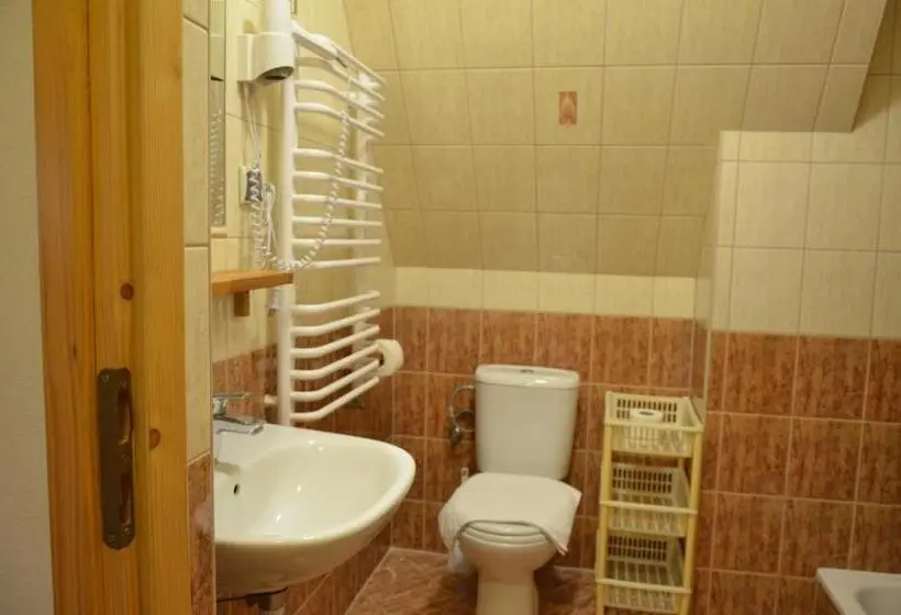 Perhestudio, Jedla Miejsce Gościnne