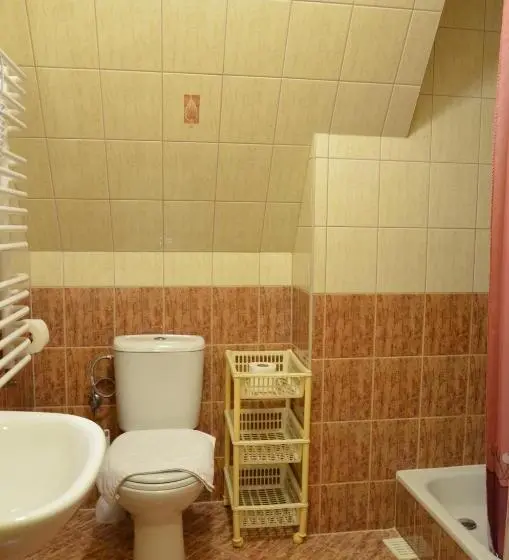 Perhestudio, Jedla Miejsce Gościnne