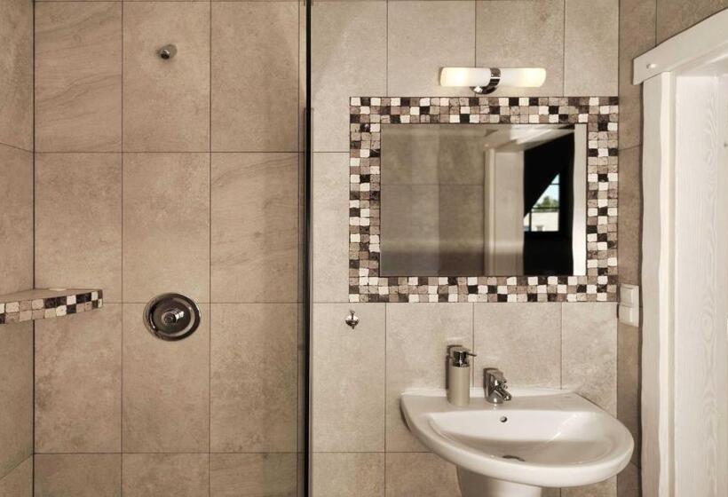 غرفة قياسية ثلاثية, Kaszubska Oaza