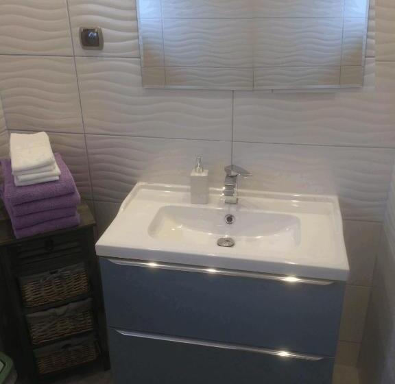 חדר סטנדרט לארבעה, The Green House