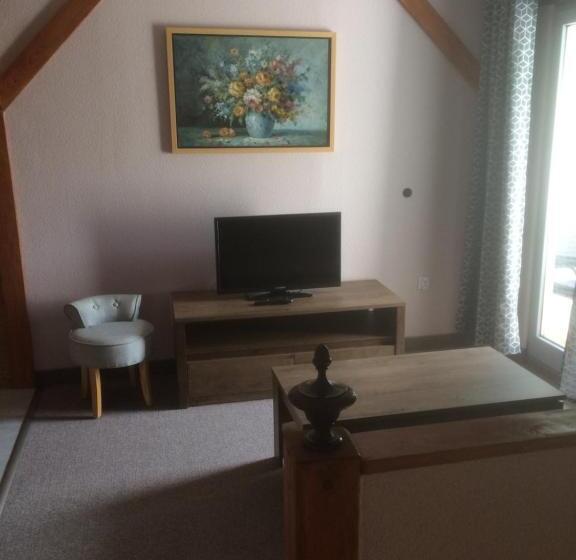 חדר סטנדרט לארבעה, The Green House