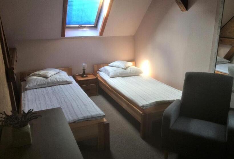 חדר סטנדרט לארבעה, The Green House