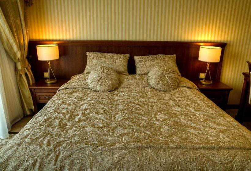 غرفة قياسية, Dwór Kresowy