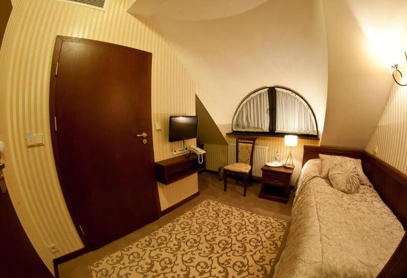 غرفة قياسية فردية, Dwór Kresowy