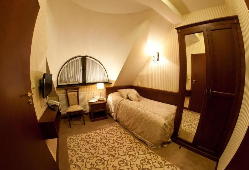 غرفة قياسية فردية, Dwór Kresowy