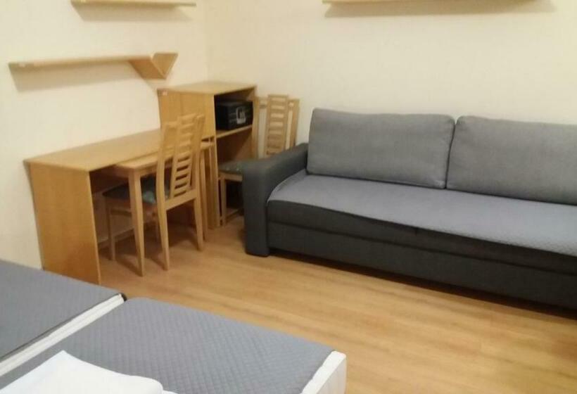 标准三人间, Leśny Dwór