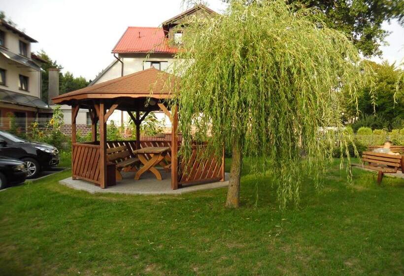 标准三人间, Leśny Dwór