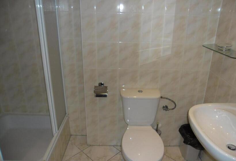 标准三人间, Leśny Dwór