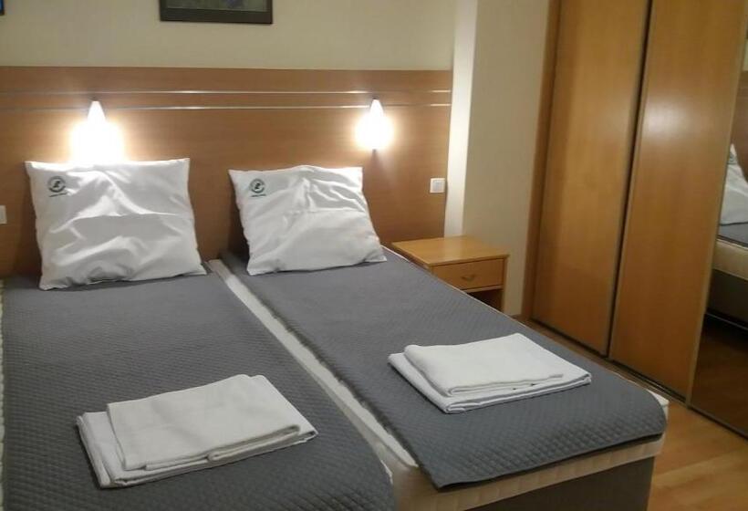 标准三人间, Leśny Dwór