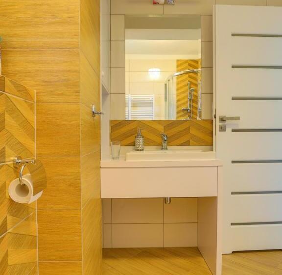 اتاق لوکس با بالکن و چشمانداز دریا, Go Mazury