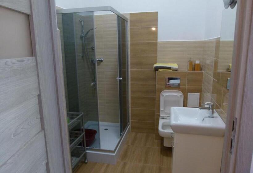 غرفة قياسية سرير كينج, Granik