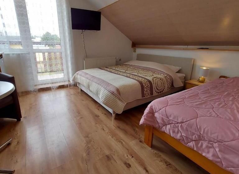 غرفة قياسية ثلاثية مزودة بشرفة, Granik