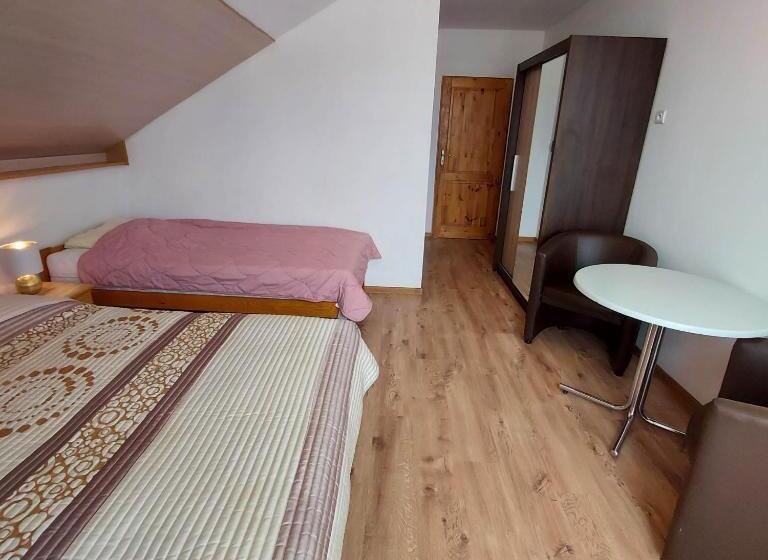 غرفة قياسية ثلاثية مزودة بشرفة, Granik