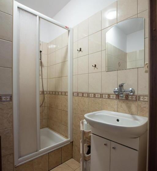 غرفة قياسية رباعية مزودة بشُرفة, Granik