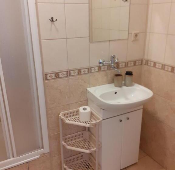 غرفة قياسية مزوَّدة بشُرفة, Granik