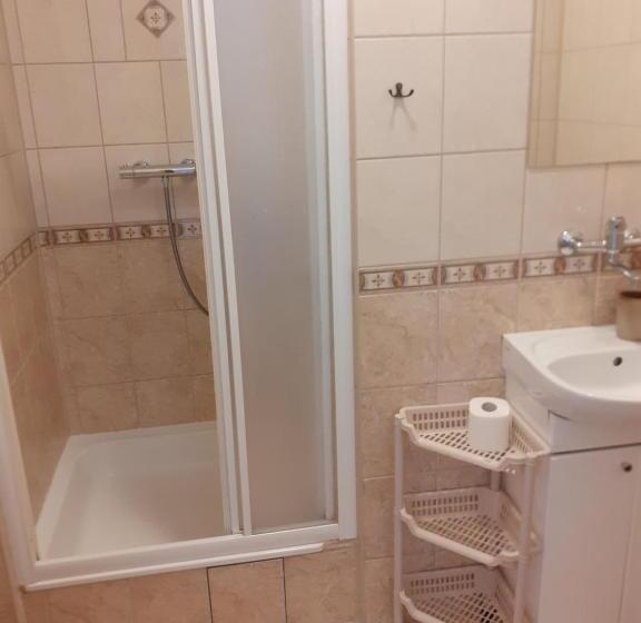 غرفة قياسية مزوَّدة بشُرفة, Granik