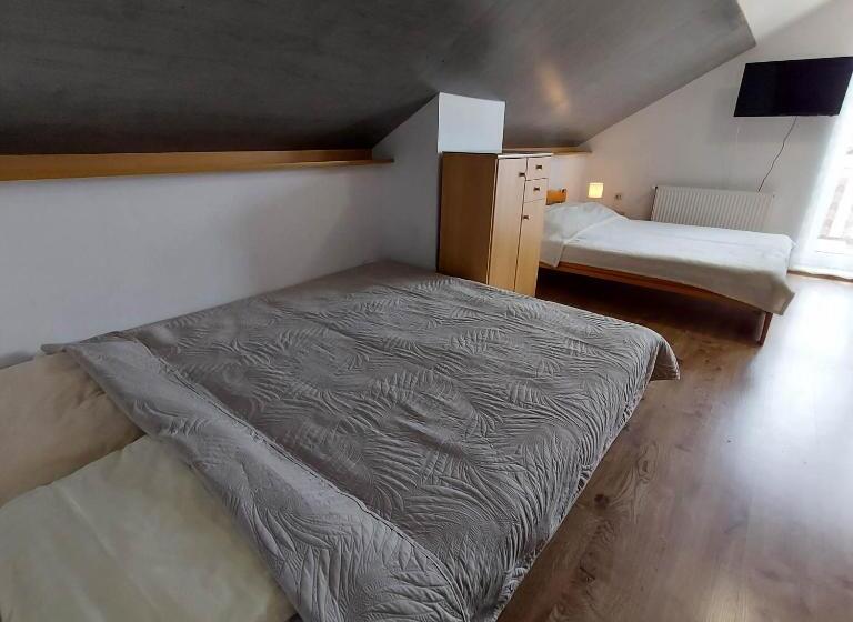 غرفة قياسية رباعية مزودة بشُرفة, Granik