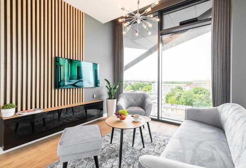 استودیوی استاندارد, Q18 Apart