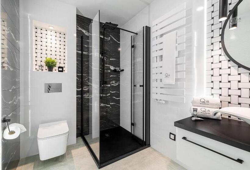 استودیوی استاندارد, Q18 Apart