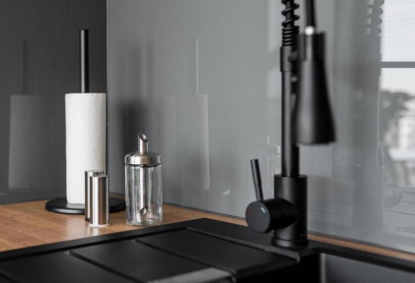 استودیوی استاندارد, Q18 Apart