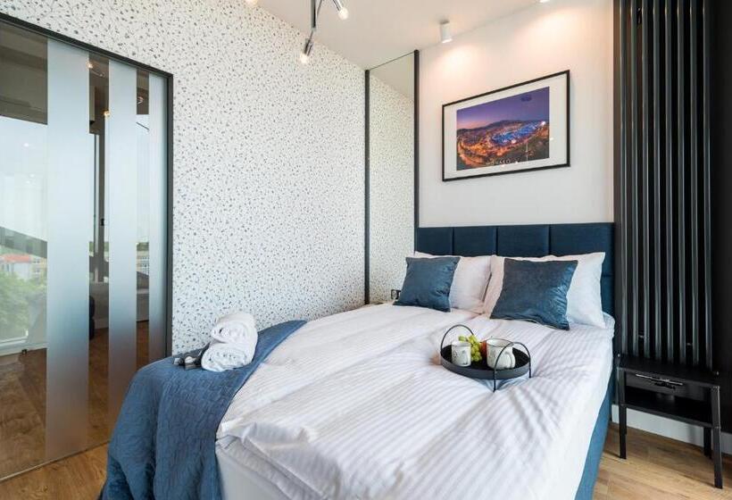 استودیوی استاندارد, Q18 Apart