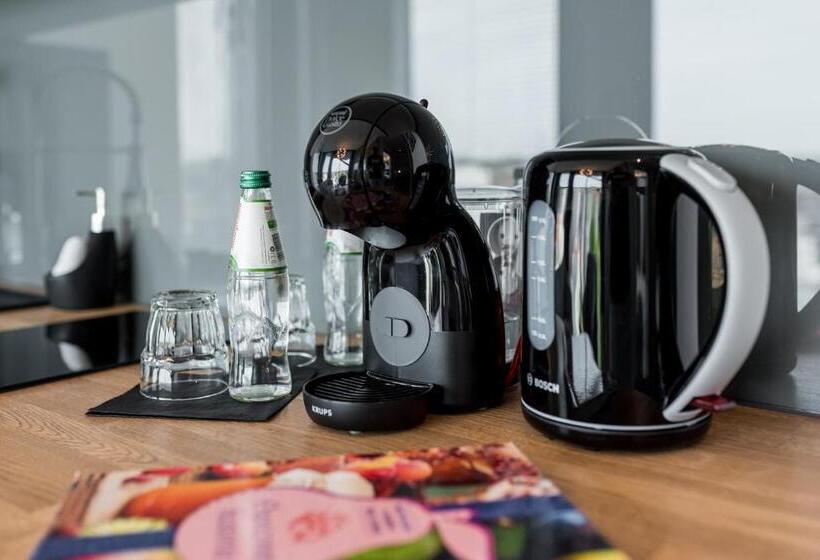 استودیوی استاندارد, Q18 Apart