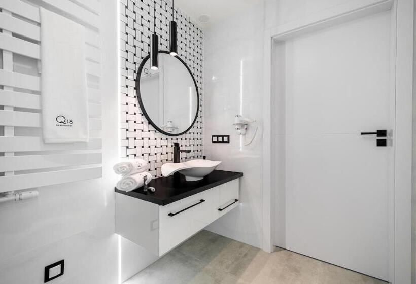 استودیوی استاندارد, Q18 Apart