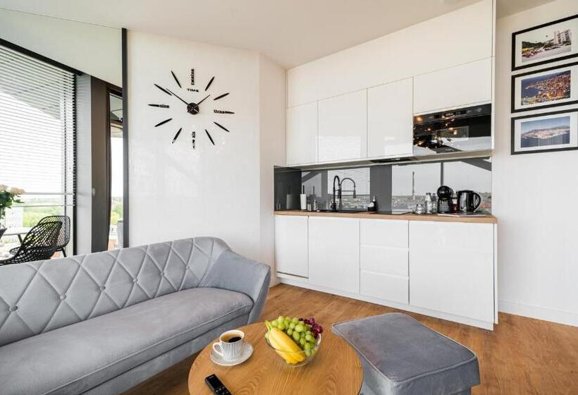 استودیوی استاندارد, Q18 Apart