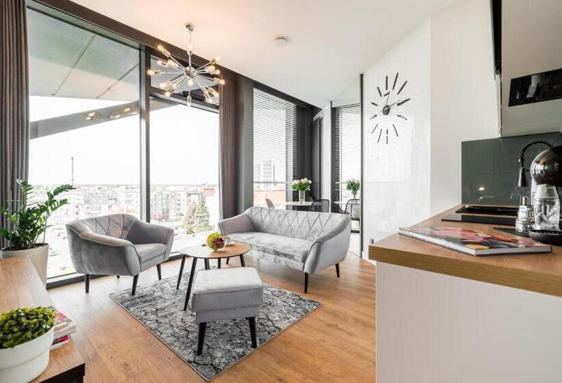 استودیوی استاندارد, Q18 Apart