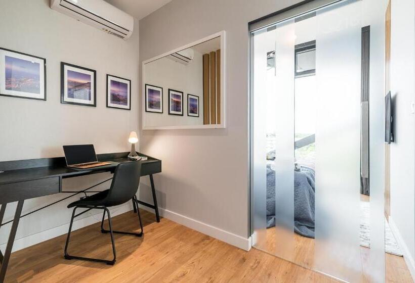 استودیوی استاندارد, Q18 Apart