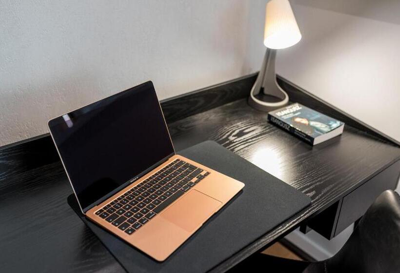 استودیوی استاندارد, Q18 Apart