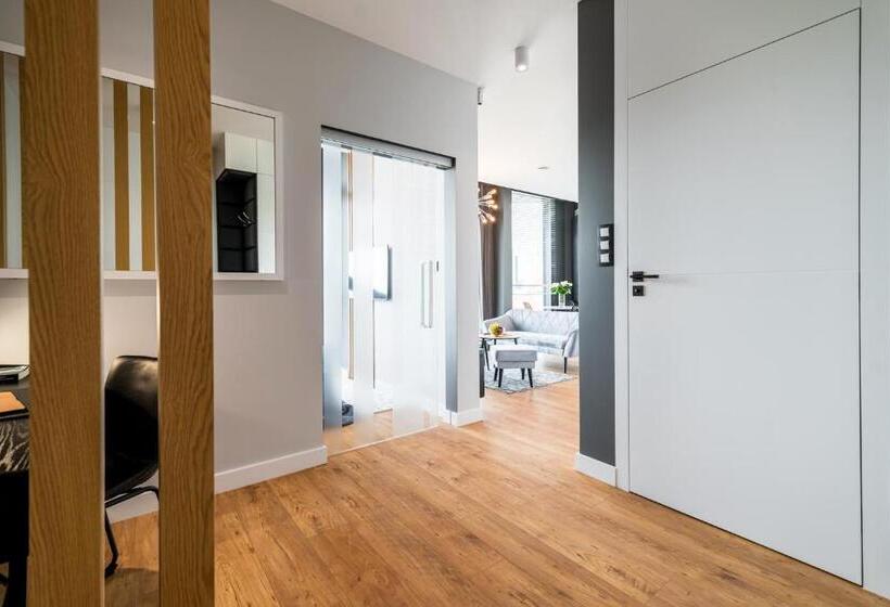 استودیوی استاندارد, Q18 Apart