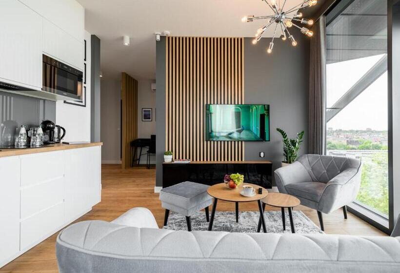 استودیوی استاندارد, Q18 Apart