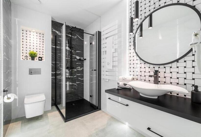 استودیوی استاندارد, Q18 Apart