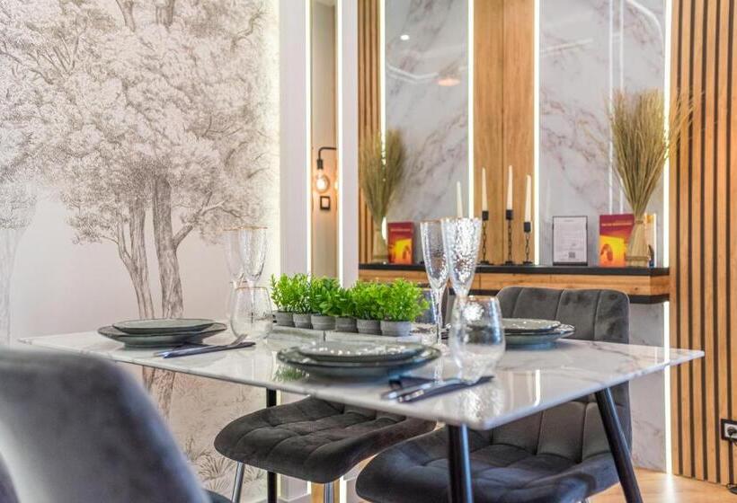 استودیوی لوکس, Q18 Apart