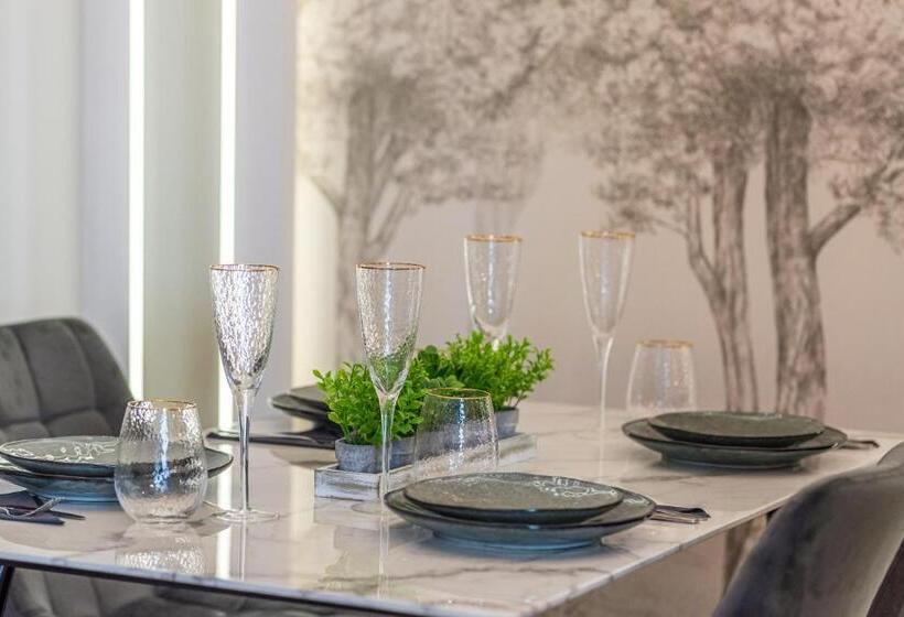 استودیوی لوکس, Q18 Apart