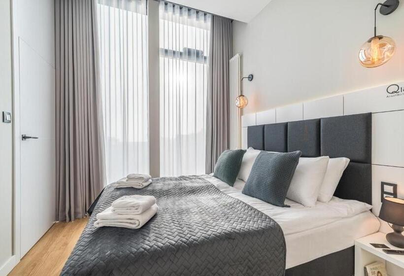 استودیوی لوکس, Q18 Apart