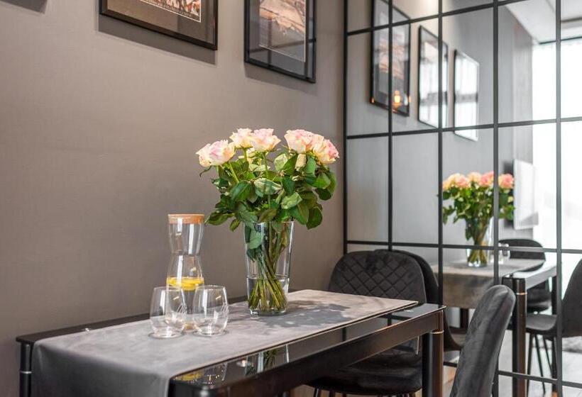 سوییت لوکس, Q18 Apart