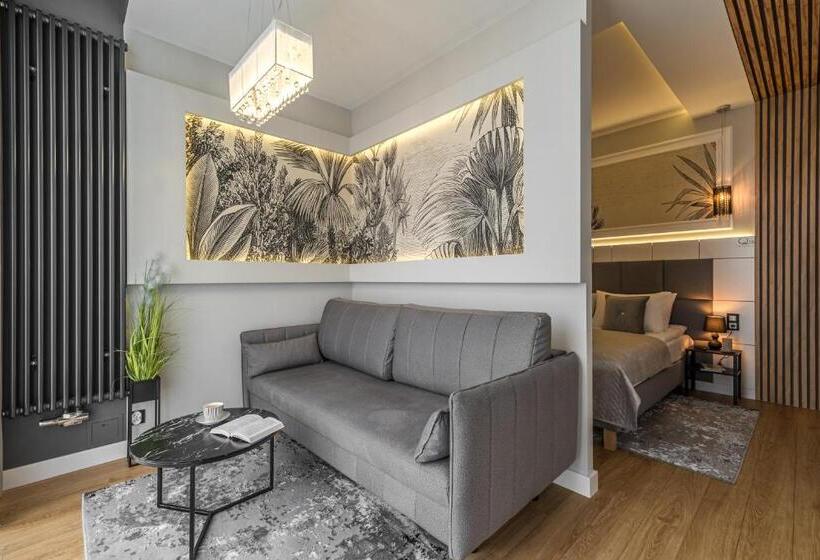 سوییت لوکس, Q18 Apart