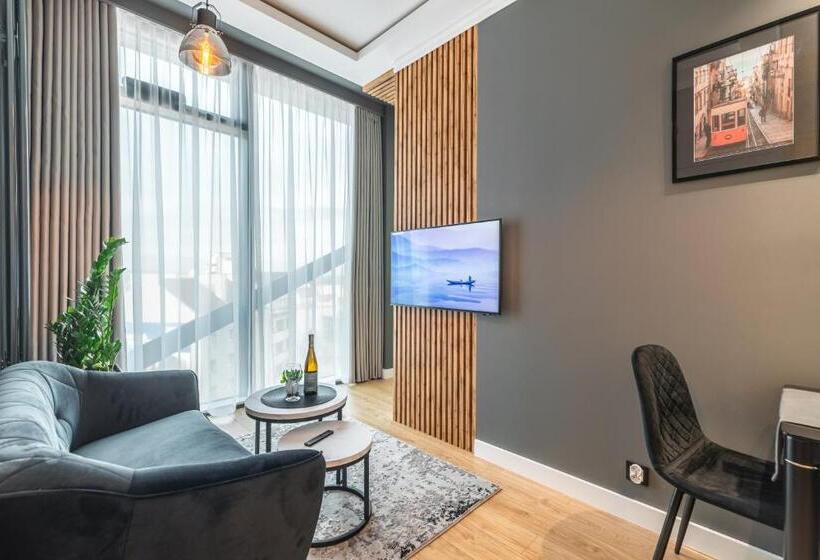 سوییت لوکس, Q18 Apart