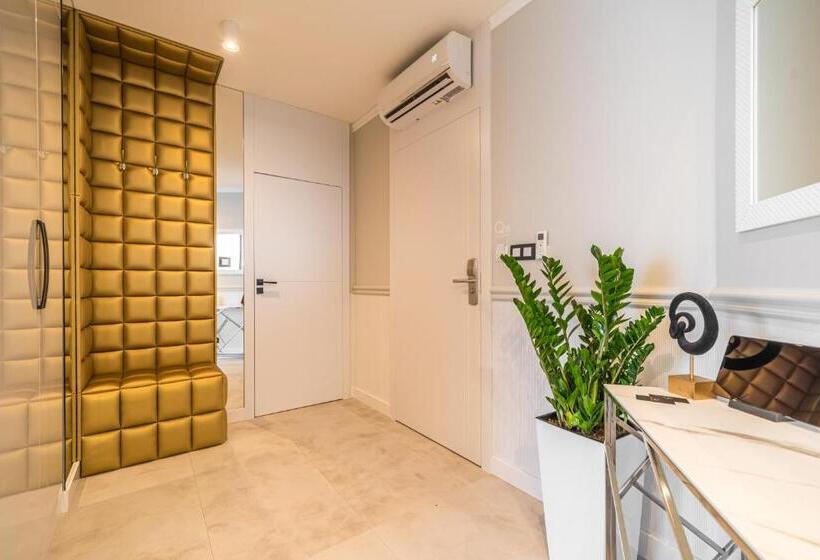 سوییت لوکس, Q18 Apart