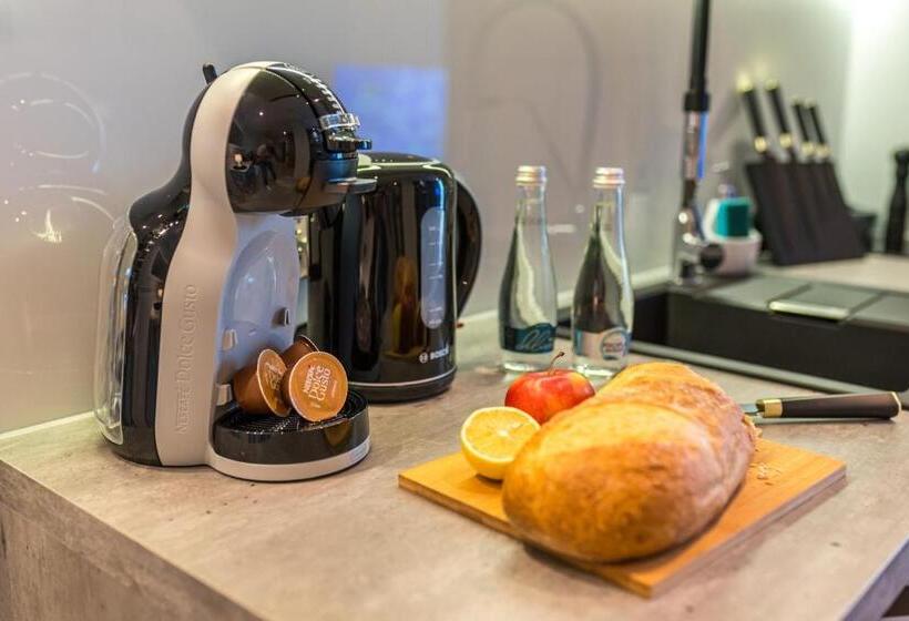 سوییت لوکس, Q18 Apart