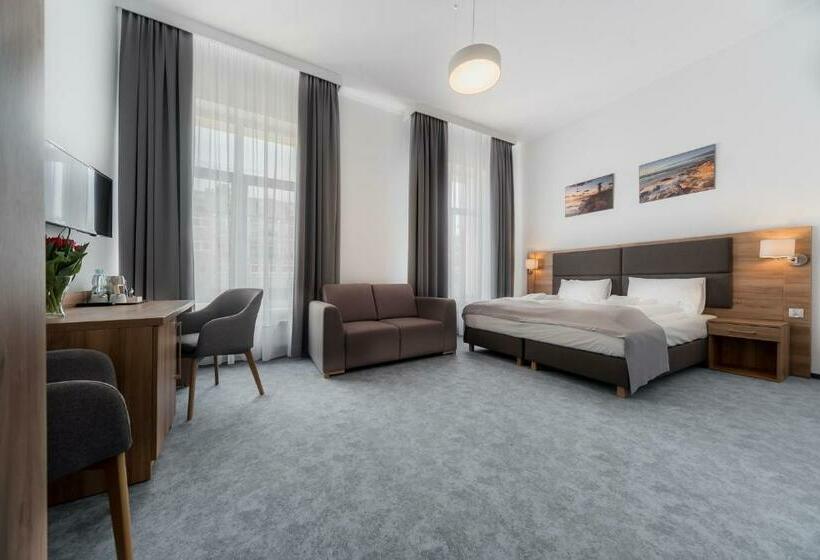 اتاق استاندارد سه نفره, Harmony House