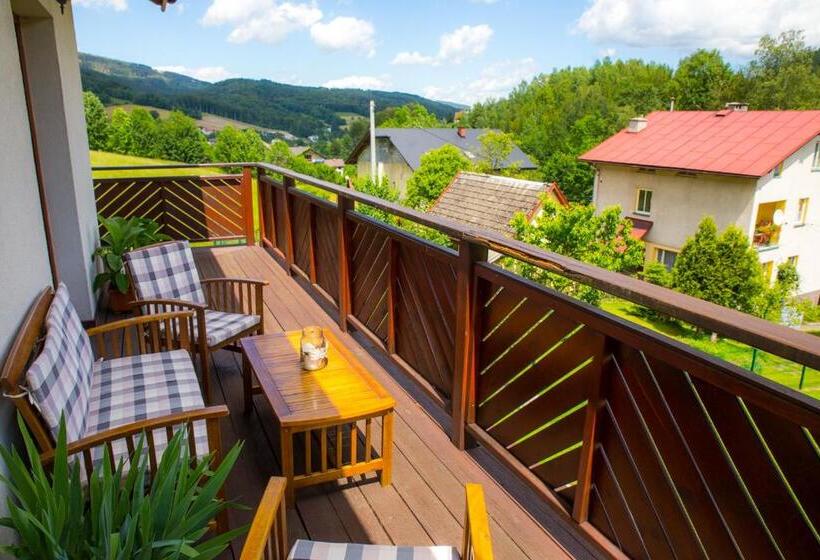 Aile Stüdyosu, Cudne Manowce