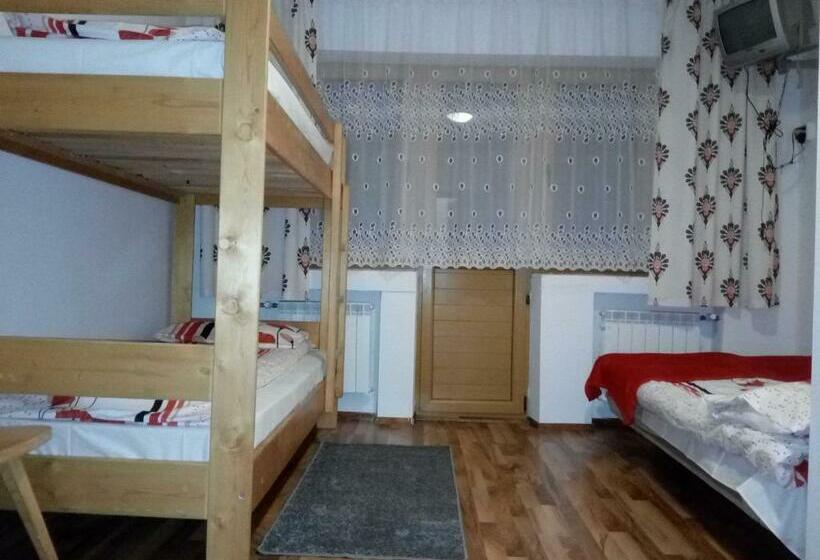 غرفة قياسية رباعية, U Skowronków