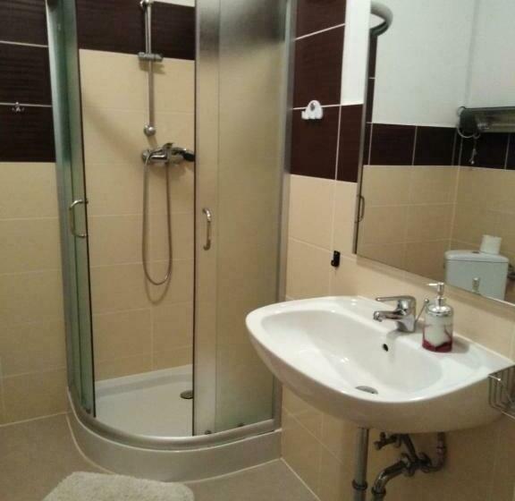 غرفة قياسية رباعية, Polana