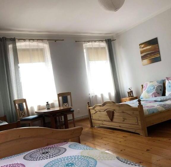 חדר סטנדרט לארבעה, Stajnia Na Warszawskiej