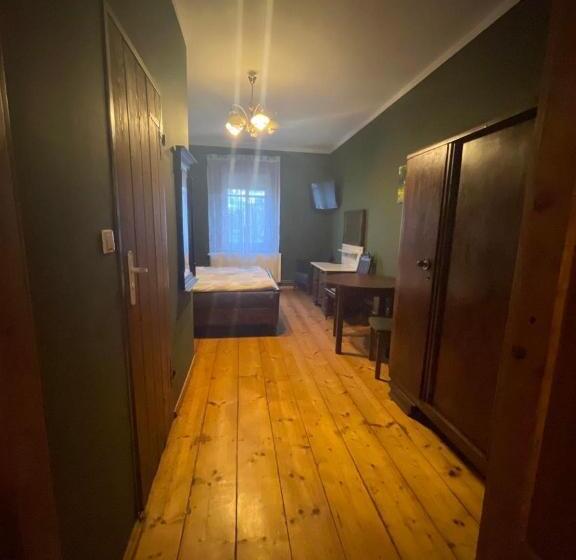 חדר משפחתי, Stajnia Na Warszawskiej