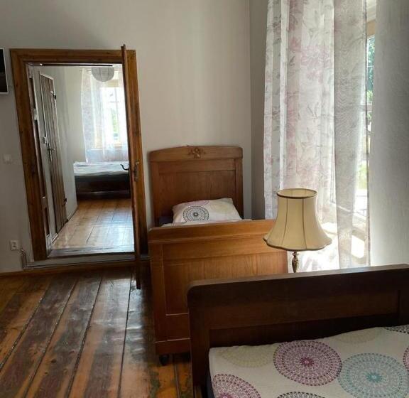 חדר משפחתי, Stajnia Na Warszawskiej